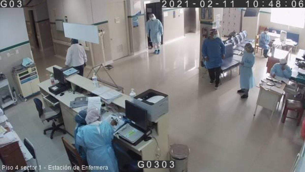 Policía en Perú se viste de médico