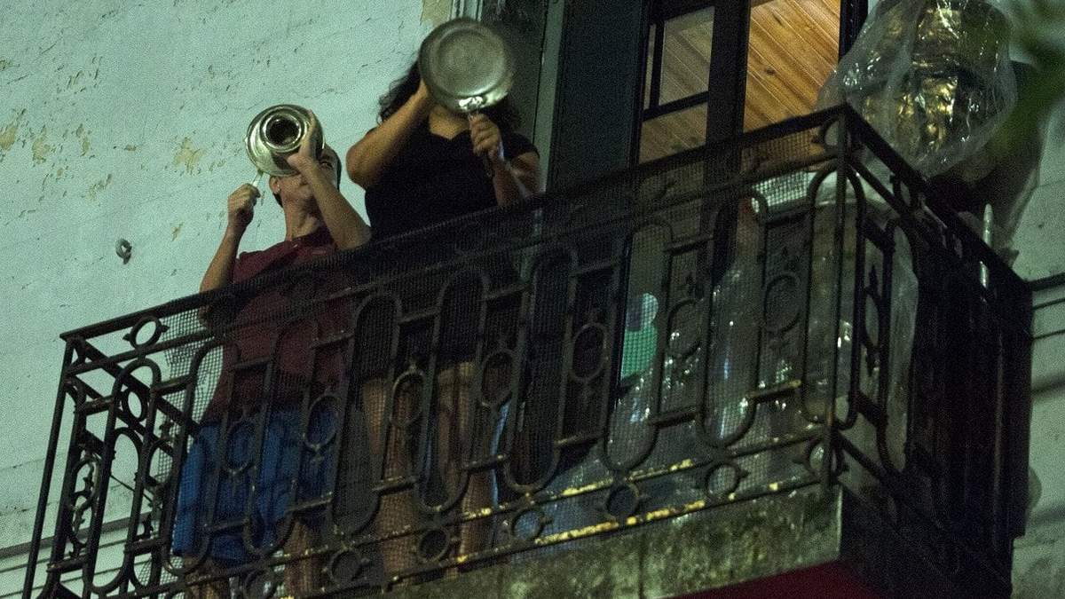 Cacerolazos desde los balcones. Fuente: (Twitter)
