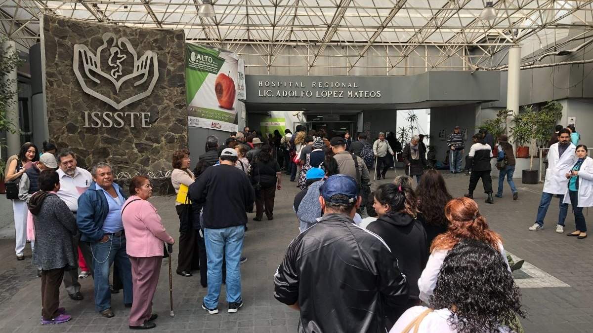 Largas filas para recibir asistencia en una unidad del ISSSTE