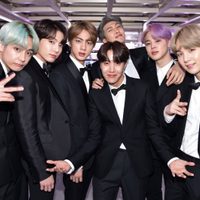 ¡Mirá el video! La banda coreana BTS deja morir a un cisne blanco en su nueva canción