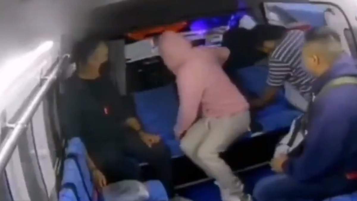 Los asaltantes, de rosa y camiseta a rayas
