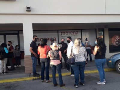 BC: militantes protestan afuera de "casa Morena" contra imposiciones de Delgado