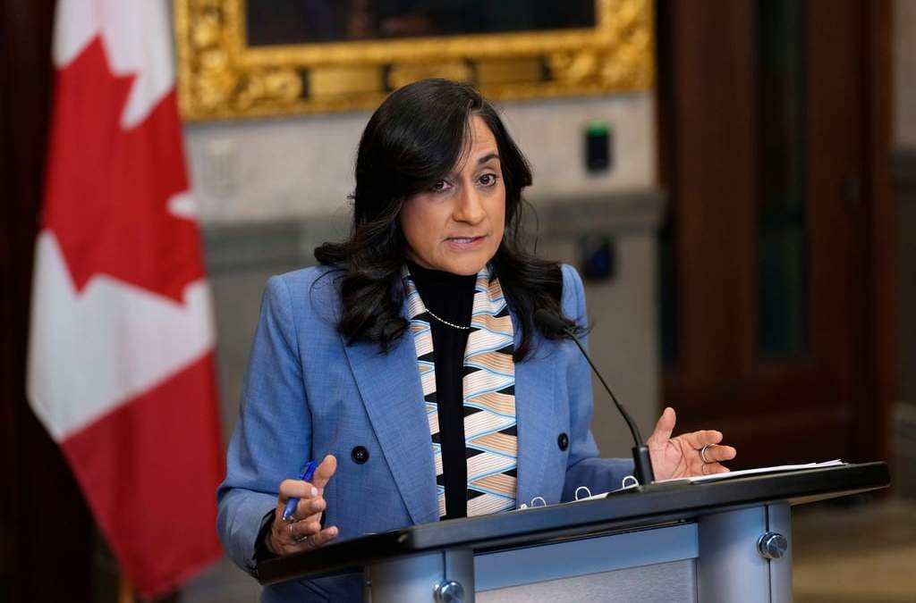 La ministra de Asuntos Exteriores de Canadá, Anita Anand, habla en una conferencia de prensa sobre la situación de seguridad en México, en el vestíbulo de la Cámara de los Comunes del Parlamento, en Ottawa, el lunes 23 de febrero de 2026