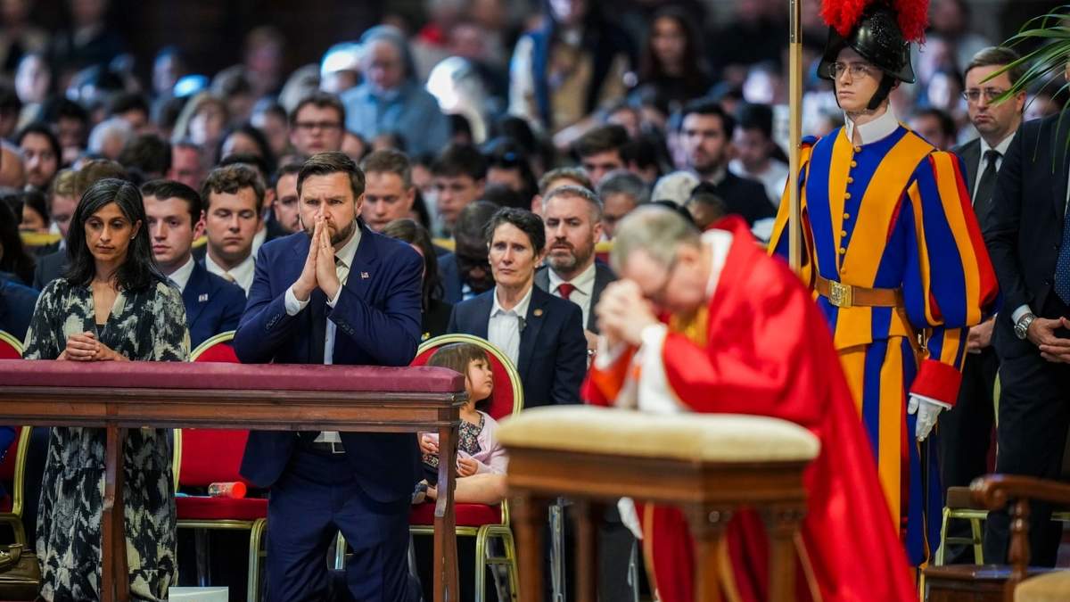 El vicepresidente de Estados Unidos, JD Vance; su esposa, Usha Vance (izquierda), y su hija Mirabel, asisten a la misa de Viernes Santo oficiada por el cardenal Claudio Gugerotti (derecha), en la Basílica de San Pedro