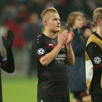 'Chicharito” corta racha goleadora en derrota del Bayer 4-2 ante Atlético de Madrid en octavos de Champions