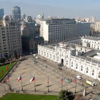 Se incendió un auto frente al Palacio de Gobierno de Chile: un hombre habría intentado quemarse