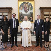 JD Vance le entrega al Papa León XIV una invitación de Trump para visitar EU