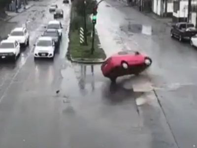 Bache provoca volcadura de carro en Puebla (Video)