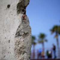 México coloca pedazos del muro de Berlín cerca de la frontera con EU