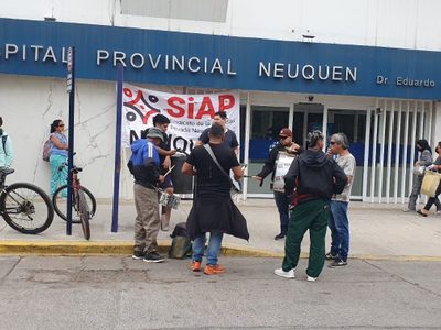 Trabajadores de vigilancia de hospitales cortaron el tránsito frente al Castro Rendón