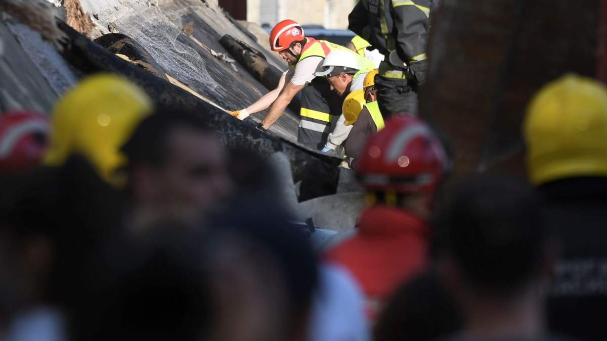 Rescatistas buscan a personas atrapadas tras el colapso de un techo de concreto en una estación de tren en Novi Sad, Serbia, el viernes 1 de noviembre de 2024