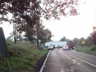Indígenas bloquean carretera Uruapan-Carápan con vehículos robados