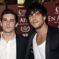 "¿Sois la misma persona?": Mario Casas y su hermano enamoran a sus fans con esta foto