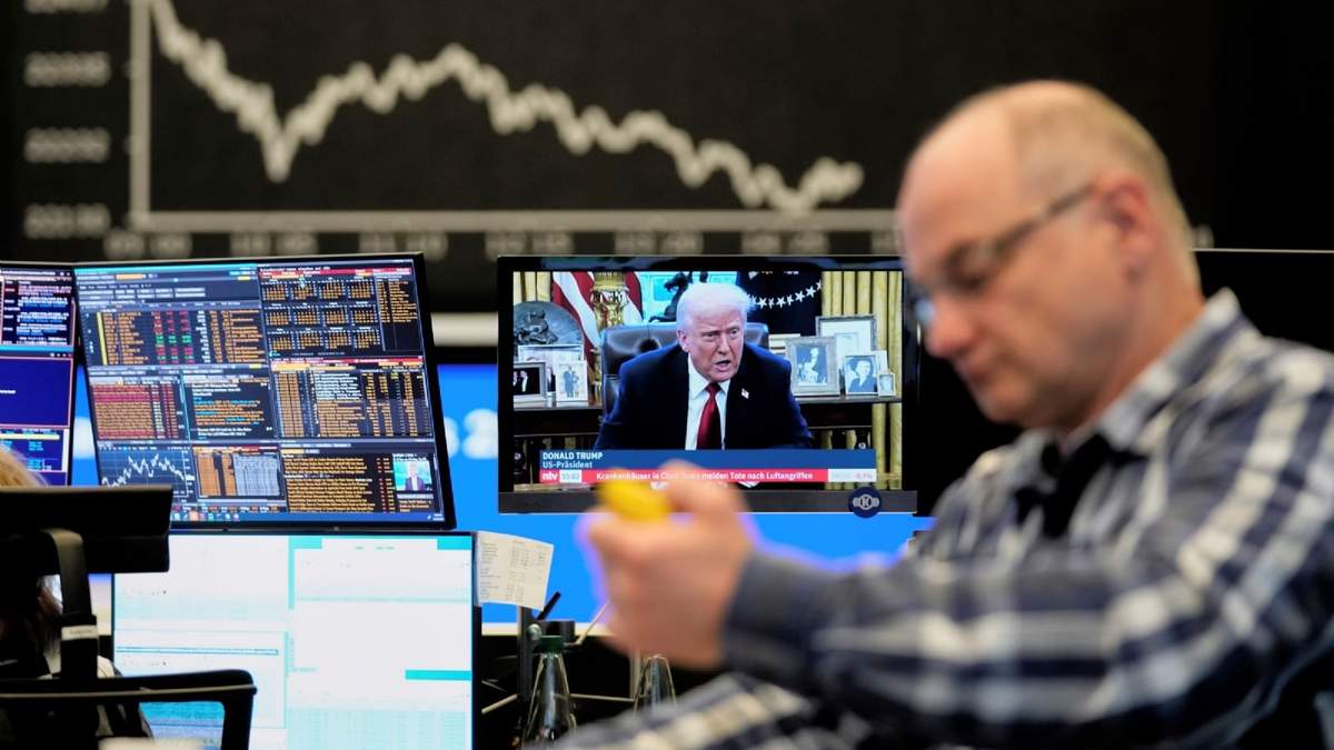 Trump en una pantalla de televisión en la bolsa de Fráncfort, Alemania