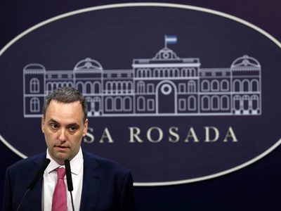 Adorni negó censura al periodismo y esquivó preguntas sobre su patrimonio