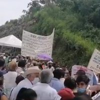 Le "llueven" manifestantes a López Obrador en su visita a Veracruz