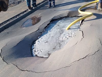 Cedió un tramo de asfalto en la calle Néstor Barros del barrio Z1 por la rotura de un caño