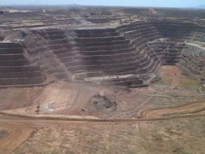 Denuncian que tío de Pavlovich continúa extracción en mina de oro pese a prohibición judicial