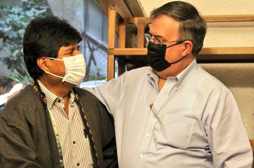 Evo Morales y el canciller Marcelo Ebrard durante su visita a México