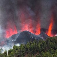 Impresionante: un volcán hizo erupción en la isla canaria de La Palma, en España