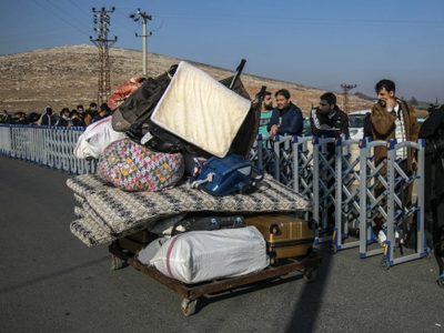 Cientos de sirios hacen fila en la frontera turca con la esperanza de volver a casa