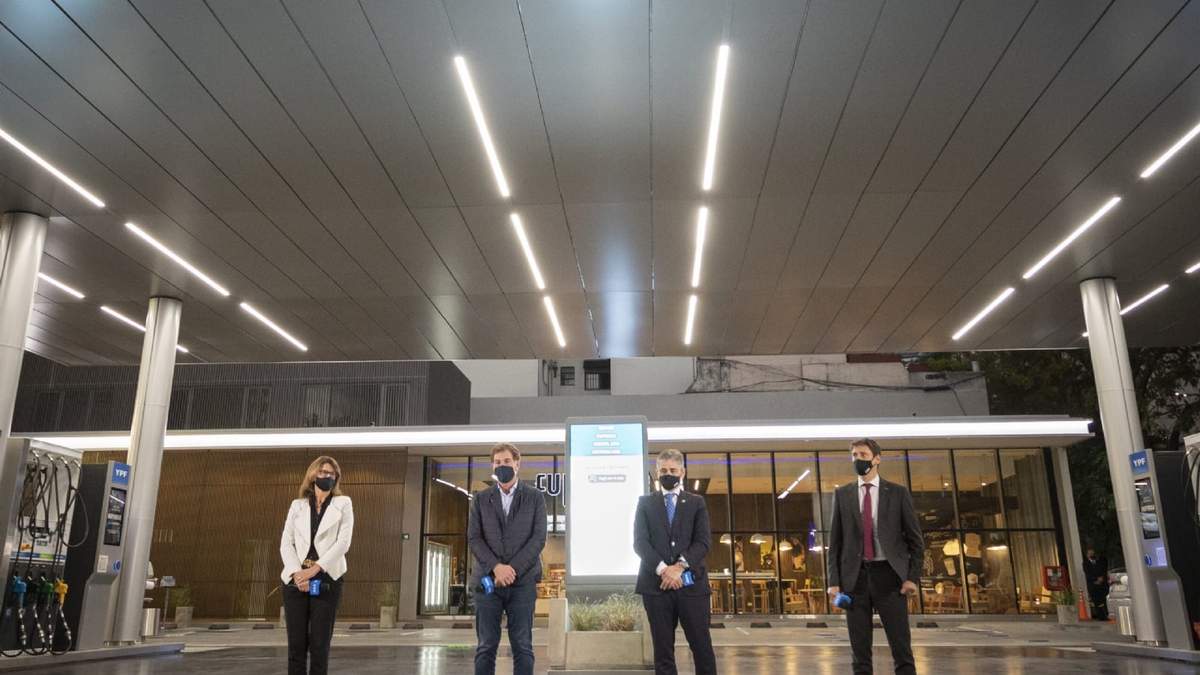 Las autoridades de YPF presentaron la nueva estación de servicio. Fuente: (Twitter)