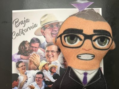 Arman campaña de peluche: reparten “Marcelitos”, los muñequitos con la imagen de Ebrard