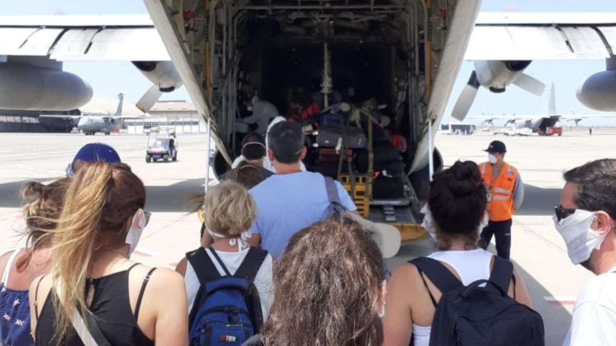 Pasajeros abordando vuelo humanitario. Fuente: (Instagram)