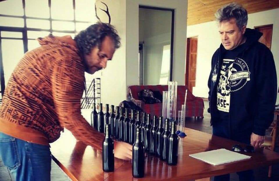 Los rockeros se sumaron al mundo del vino. Fuente: (Twitter)