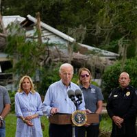 Joe Biden observa la destrucción causada por el huracán “Idalia” en Florida