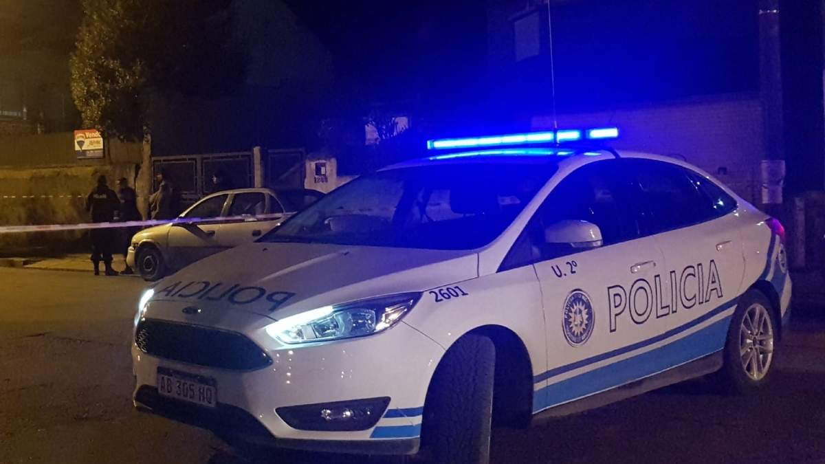 La Policía cortó y desvió el tráfico en el acceso a Roca. Fuente: (Twitter)