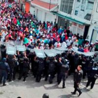 Maestros de Chiapas toman edificios y se enfrentan a policías