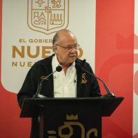 Javier Navarro obtiene suspensión para seguir al frente del gobierno de NL