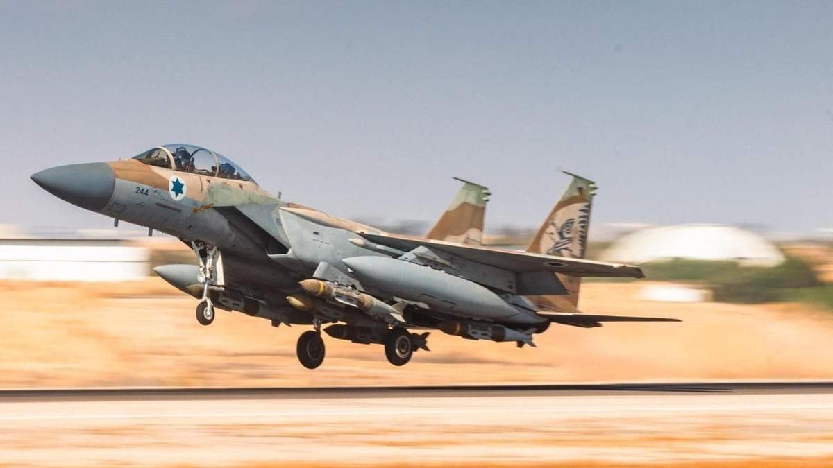 Un avión de combate F-15 israelí despegando