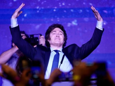 Argentina: en medio del descontento, ultraderechista Milei atrae la mayoría del voto en primarias