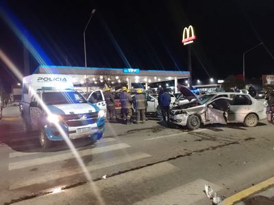 Un intento por cruzar la Avenida Mosconi ocasionó un múltiple choque con dos personas heridas