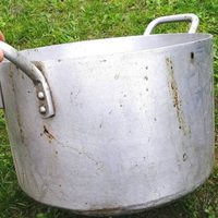 Antes de tirar tus ollas viejas, mirá esta genial idea para dejar tu jardín 10 puntos en primavera
