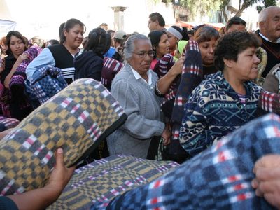 CDMX entrega cobijas y kits de ropa invernal a población vulnerable y familias de bajos recursos