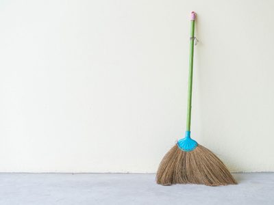 Con una escoba y un ingrediente de tu cocina, prepará este poderoso ritual  para atraer la abundancia a tu casa