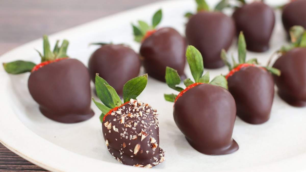 Conitos de frutilla con chocolate. Fuente: (Youtube)