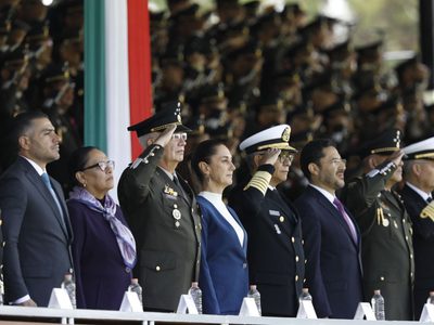 Sheinbaum autoriza aumento de 4% a militares pensionados para evitar marcha