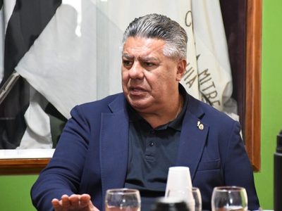 Temporal en Bahía Blanca: Claudio Tapia visitó la ciudad y entregó el dinero prometido por AFA