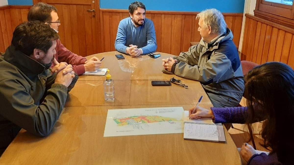 Reunión en oficinas de la Municipalidad de San Martín de los Andes. Fuente: (Twitter)