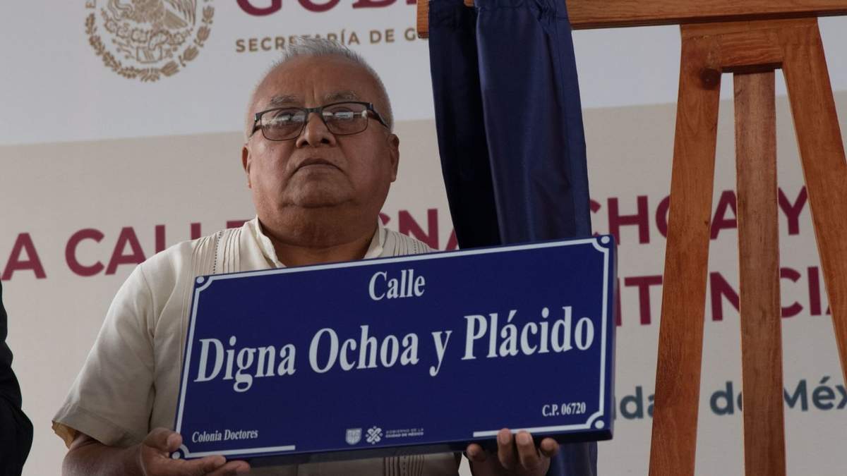 Jesús Ochoa y Plácido posó con la placa conmemorativa en la cual se designó una calle con el nombre de su hermana Digna Ochoa y Plácido, el 15 de mayo de 2023