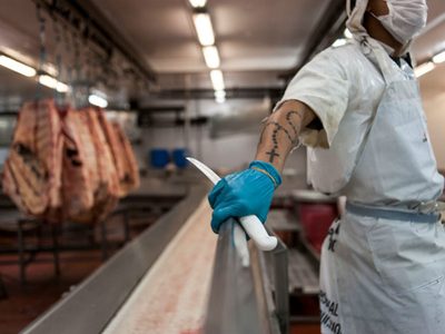 ¡Cuidado con la carne! Clausuran un frigorífico porque sus empleados tienen coronavirus