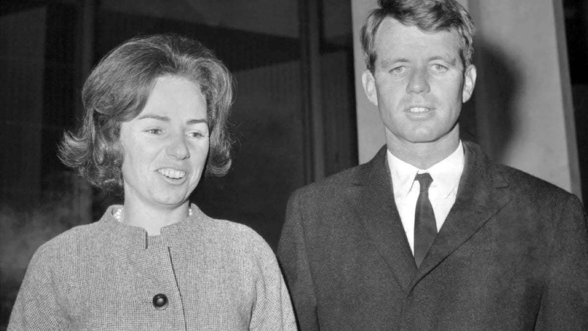 Ethel Kennedy con su esposo, el entonces secretario de Justicia de EEUU Robert F. Kennedy, saliendo de la embajada estadunidense rumbo al aeropuerto en Londres el 25 de enero de 1964