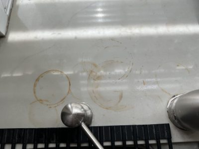 El truco de las abuelas para eliminar las manchas de óxido de superficies de cerámica o metal en tiempo récord