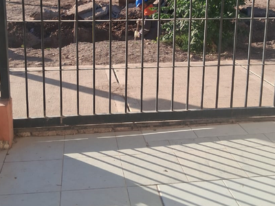 "No tenía puente": por las obras municipales, dejó el auto afuera y sufrió un violento robo
