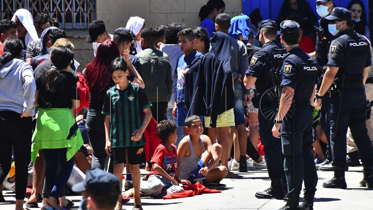 Cientos de niños marroquíes son custodiados por la policía de Ceuta, en España. Fuente: (Twitter)