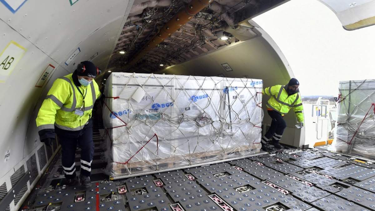 Desembarque de las 500 mil vacunas que llegaron a Venezuela desde China. Fuente: (Twitter)